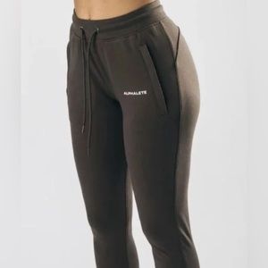 ALPHALETE Core Jogger - Mocha